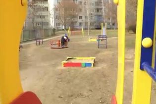 Как в Советском Союзе. Под Харьковом с оркестром открыли придомовую детскую площадку
