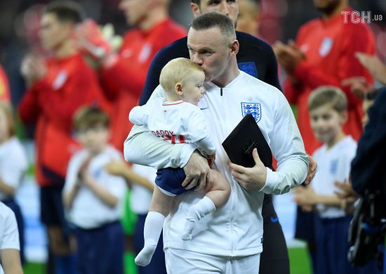 Обіймаючи своїх дітей, отримав спеціальну нагороду: як зустріли Руні в прощальному матчі за збірну Англії