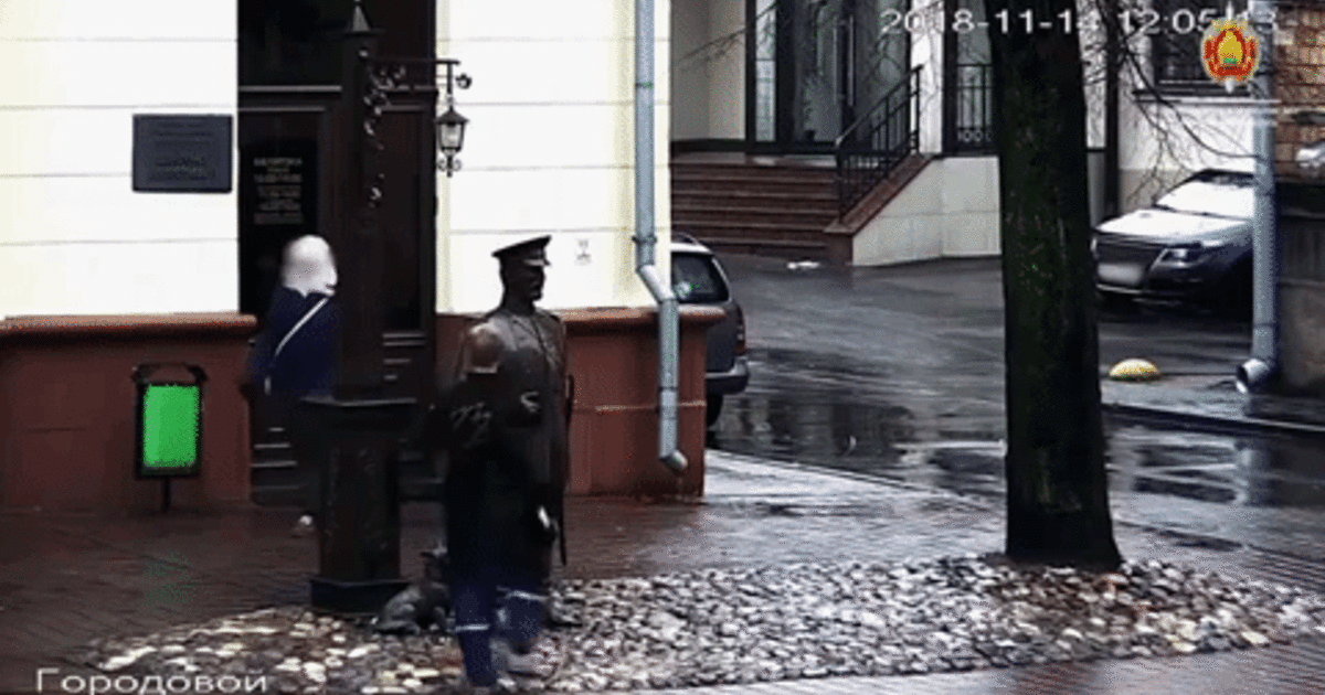 В Беларуси подростка заставили извиняться за пощечину памятнику