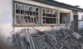 Розтрощені будинки і обірвані проводи: у штабі ООС показали наслідки обстрілу селища під Горлівкою