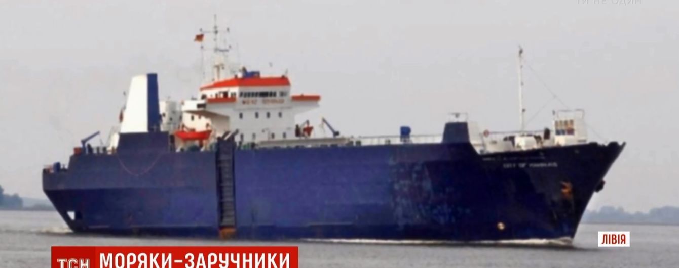 Спасенные в Средиземном море мигранты захватили корабль с украинцами на борту