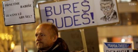 В Чехии тысячи людей вышли на протест против премьер-министра из-за "крымского скандала" с его сыном