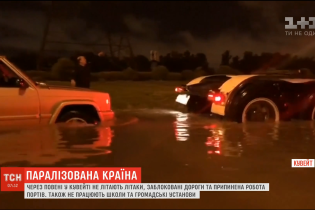 Мощные ливни почти полностью парализовали Кувейт