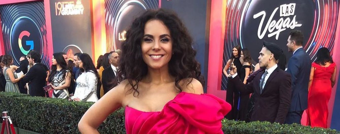 В пышном платье цвета фуксии: яркая Настя Каменских на красной дорожке Latin Grammy в Лас-Вегасе