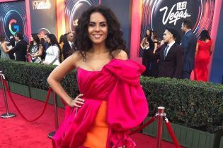 В пышном платье цвета фуксии: яркая Настя Каменских на красной дорожке Latin Grammy в Лас-Вегасе
