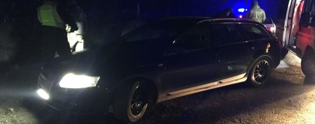 На Закарпатье контрабандисты наехали автомобилем на пограничника - военный в коме