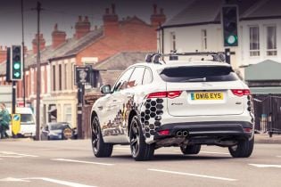 Автомобілі Jaguar Land Rover навчили уникати заторів