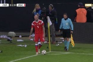 Немецкие фанаты закидали бумагой футболиста сборной России