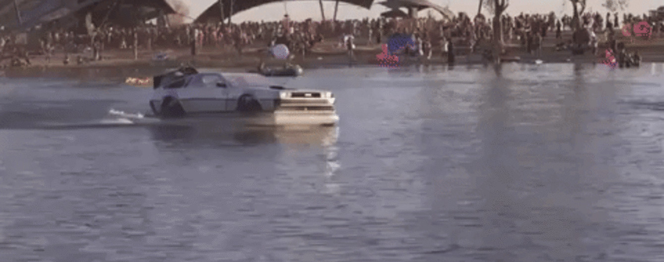 В Сети продают летающую копию DeLorean с фильма "Назад в будущее"