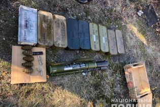 На Донеччині у покинутому будинку виявили схованку з боєприпасами та гранатометом