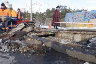 На столичной Дарнице провалился путепровод