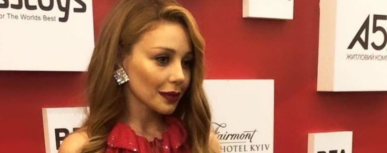 Сексуальная Тина Кароль в красном платье блистала на светской церемонии