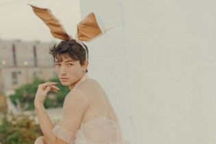 Зірка "Фантастичних звірів" Езра Міллер на підборах та у мереживній сукні став героєм Playboy