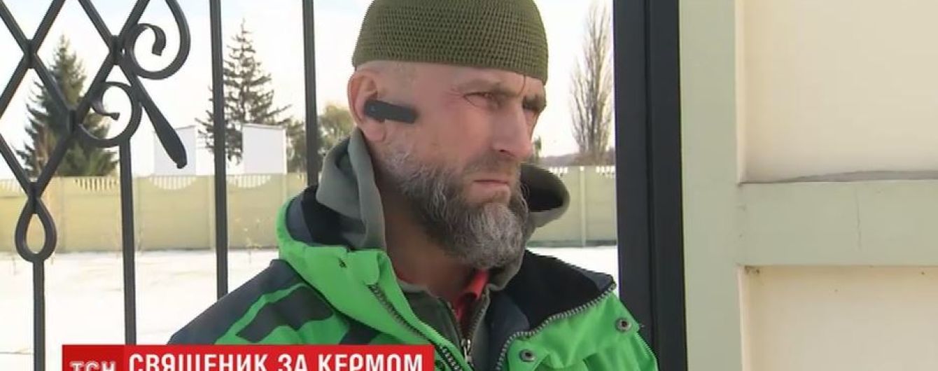 "Кто без греха". Священнику, который чуть не сбил активиста на пешеходной дорожке, поступают угрозы