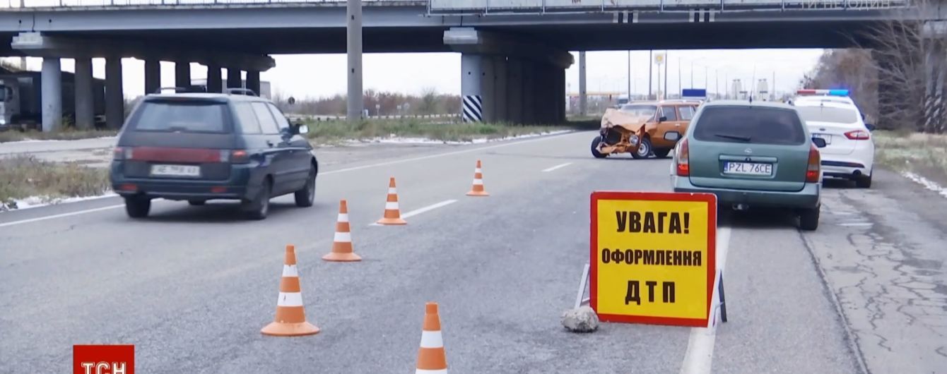 ВАЗ на летней резине устроил ДТП на днепропетровской трассе