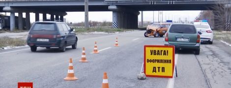 ВАЗ на літній гумі улаштував ДТП на дніпропетровській трасі