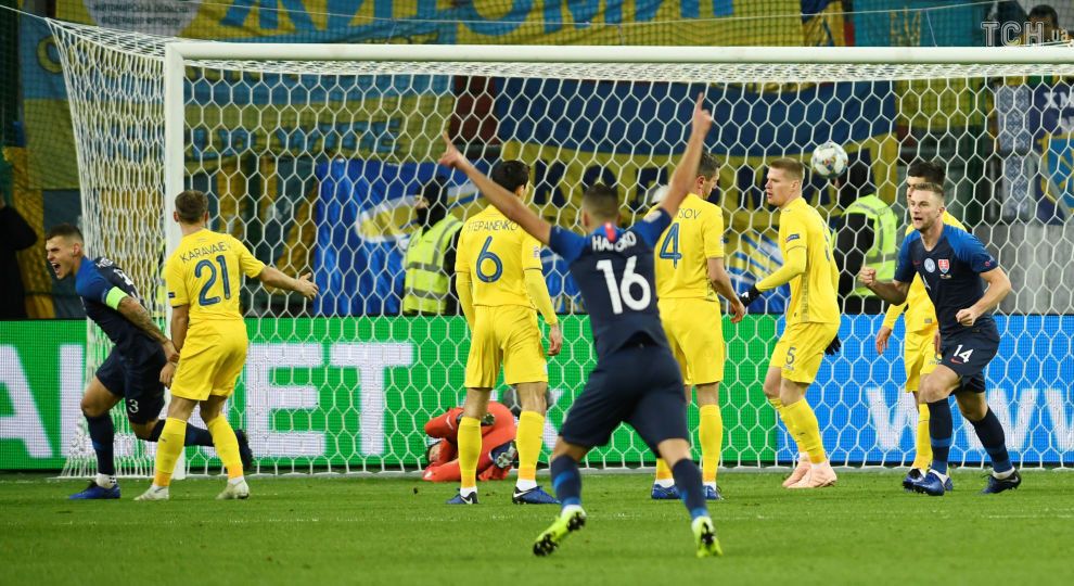 Україна розгромно поступилася Словаччині в останньому офіційному матчі року
