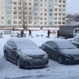 У Росії комунальники встановили дитячий майданчик, сфотографували і відразу демонтували