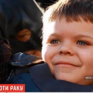 В США мальчик, который пять лет назад в костюме Бэтмена спасал город, поборол рак