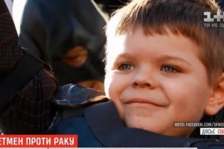 У США хлопчик, який п'ять років тому у костюмі Бетмена рятував місто, поборов рак