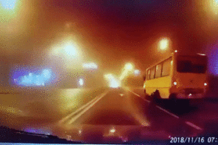Во Львове на видео зафиксировали, как у маршрутки посреди дороги отпало заднее колесо