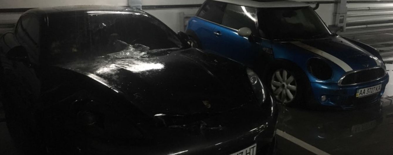 У Києві на паркінгу підпалили авто. Вогонь перекинувся на сусідній Porsche Panamera