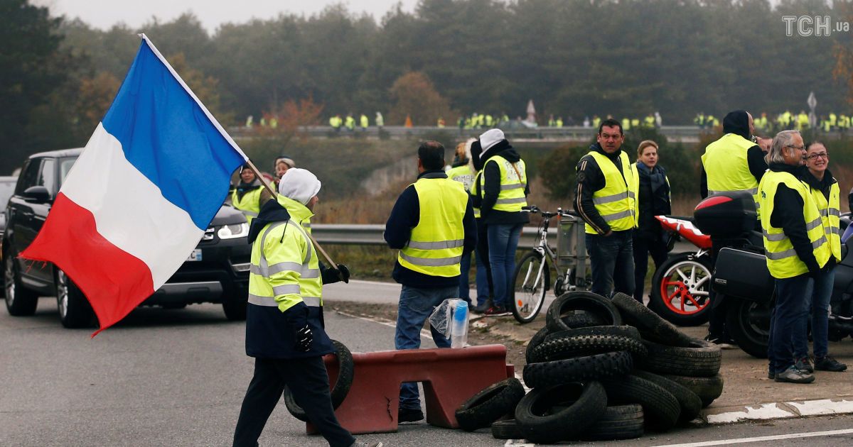 Число пострадавших выросло до 100 — Протесты во Франции Число пострадавших выросло до 100 — Протесты во Франции