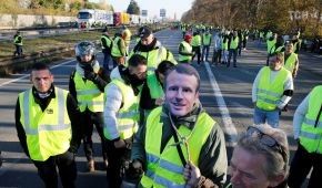 Франція зупинилася в масових протестах водіїв у жовтих жилетах: є загиблий та десятки поранених