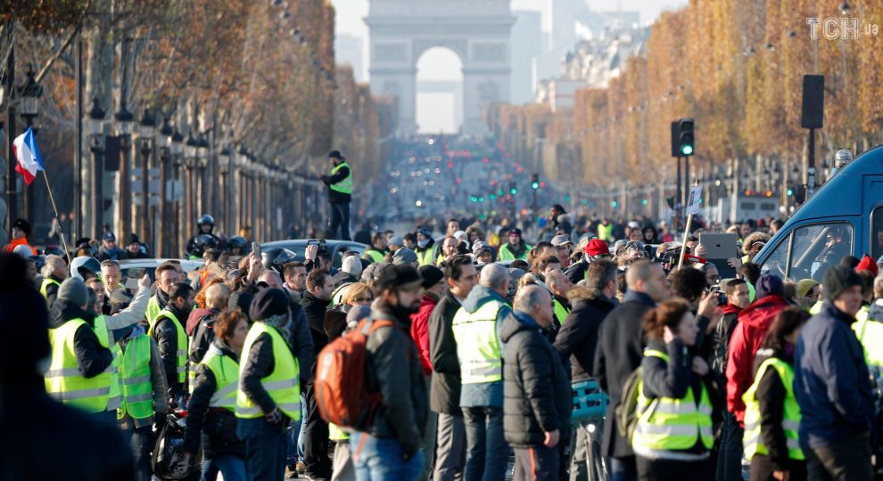 Через протест "жовтих жилетів" у Франції паралізовані дороги, травми отримали вже до півсотні людей