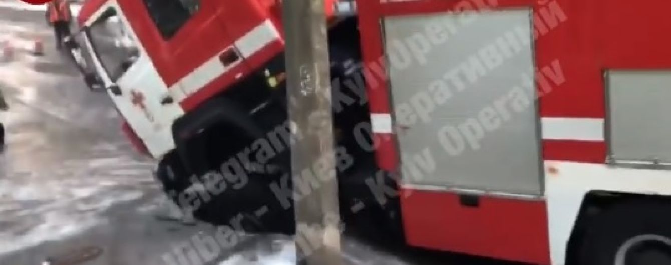 В Киеве машина спасателей провалилась под асфальт, когда ехала на пожар