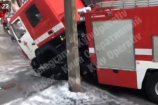 В Киеве машина спасателей провалилась под асфальт, когда ехала на пожар