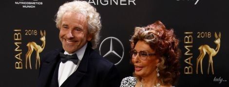 В платье с глубоким декольте: 84-летняя Софи Лорен на светской церемонии