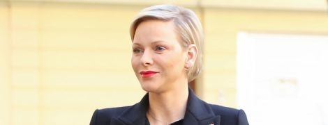 У чорному вбранні та з червоною помадою: княгиня Шарлін відвідала благодійний прийом