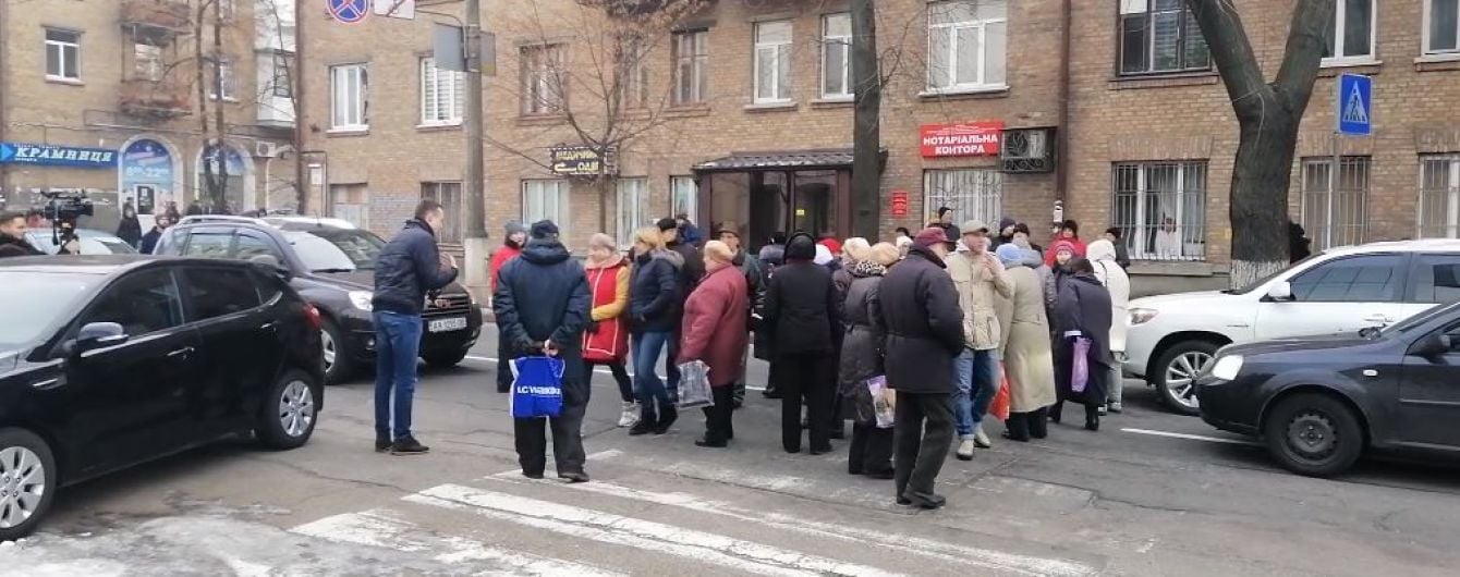 В Киеве люди перекрыли улицу из-за холодных батарей в домах