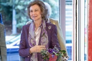 В лиловом костюме: 80-летняя королева София сходила на торжественное мероприятие