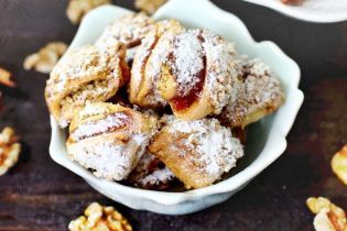 Простое сырное печенье с джемом и орехами