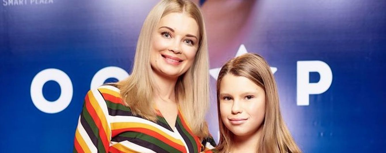 В похожих платьях: Лидия Таран с подросшей дочкой в полосатых нарядах пришли на открытие кинотеатра