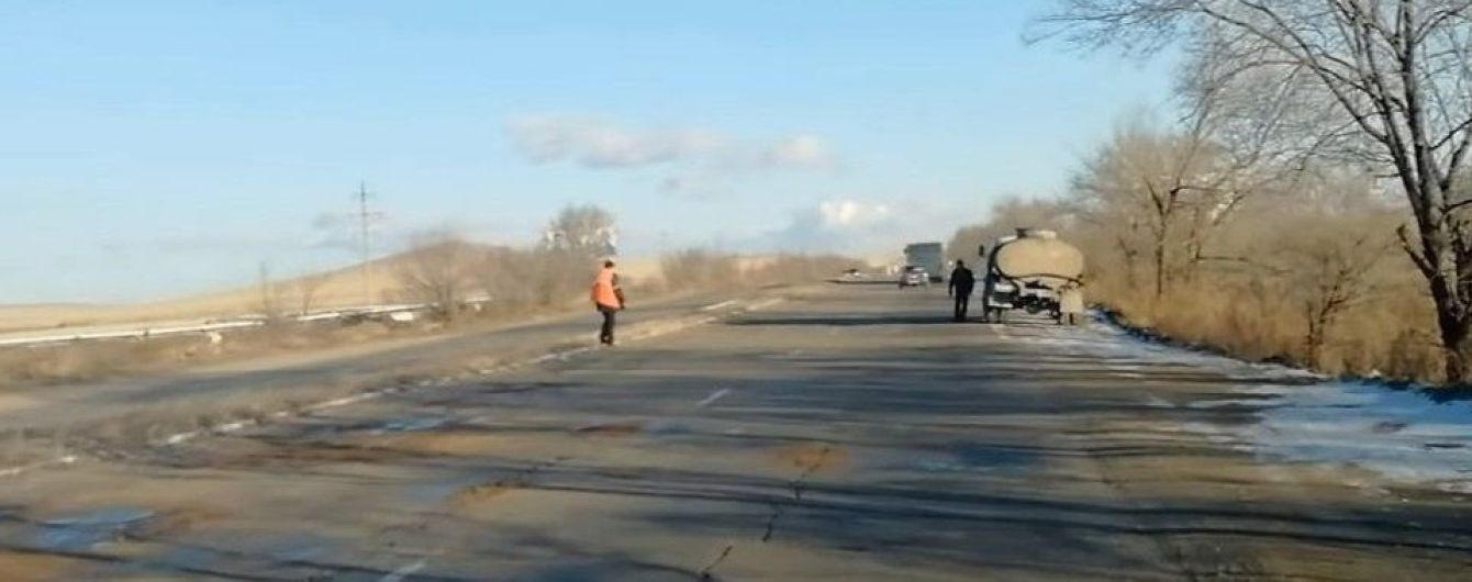 У Росії в мороз ями на дорозі залили водою і посипали піском