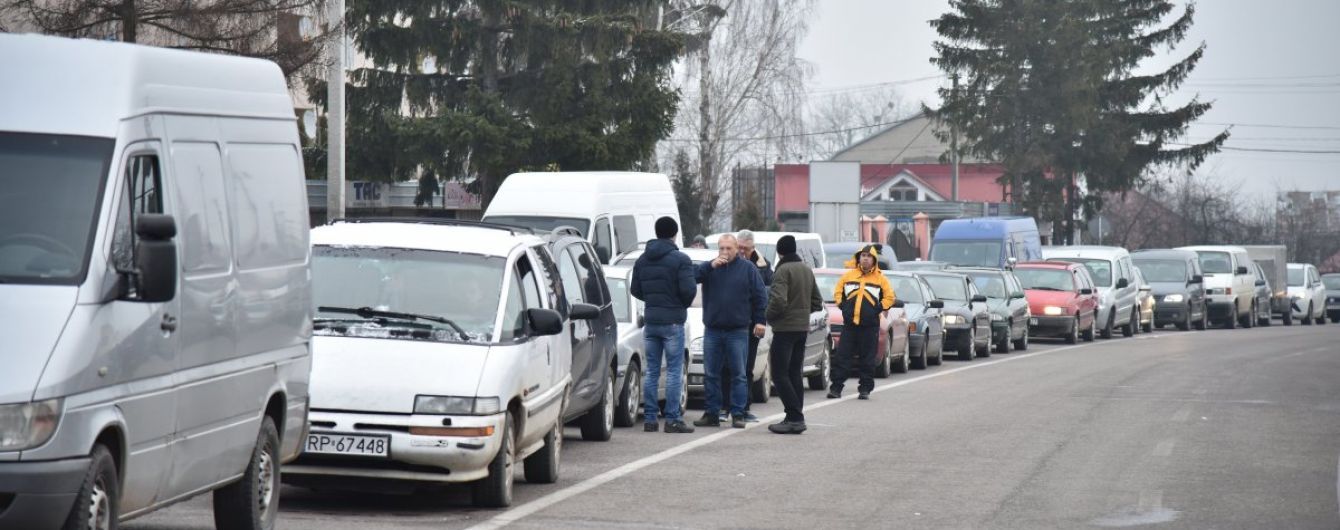 В Львовской области границу с Польшей наводнили сотни автомобилей
