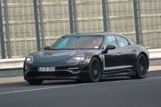 Электрокар Porsche Taycan засняли на испытаниях без камуфляжа