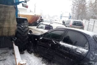 На Харьковщине трактор коммунальщиков протаранил служебное авто полиции и еще семь легковушек