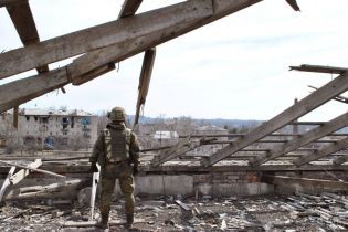 На передовій у Пісках люди з окупованої території в секторі обстрілу копають кабель
