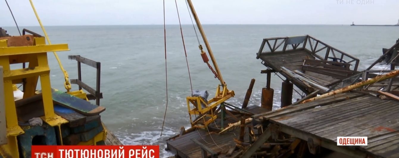 Разбила причалы и катера: баржу с контрабандными сигаретами штормом прибило к берегу в Одесской области