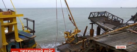 Розтрощила причали і катери: баржу з контрабандними цигарками штормом прибило до берега на Одещині