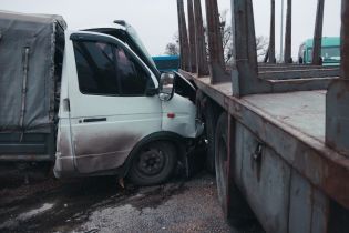 Під Києвом "Газель" протаранила лісовоз, утворивши багатокілометровий затор
