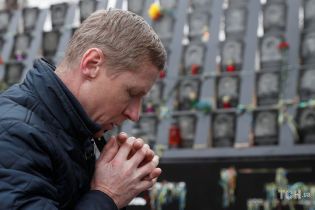 Молебень і сльози рідних. У Києві вшанували пам’ять героїв Небесної сотні