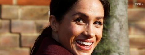 Беременная Меган в коротком платье приготовила обед с соавторами своей кулинарной книги
