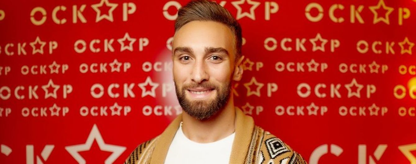 В ярком кардигане и с улыбкой: обаятельный Иракли Макацария на светском мероприятии