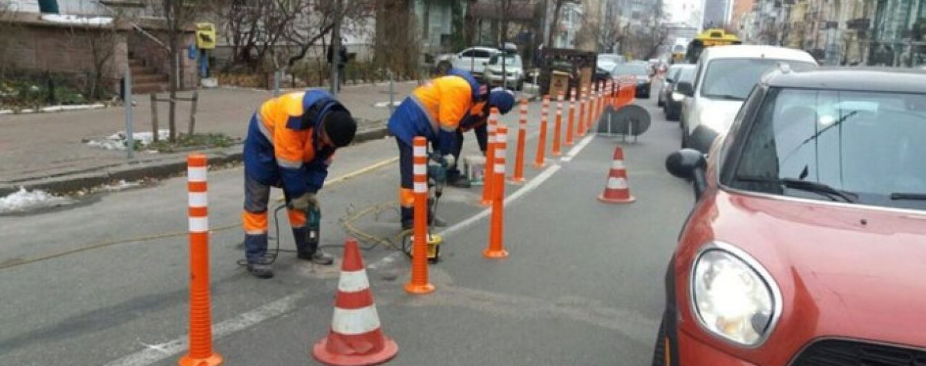 В Киеве на Шота Руставели отмежевали полосу для автобусов