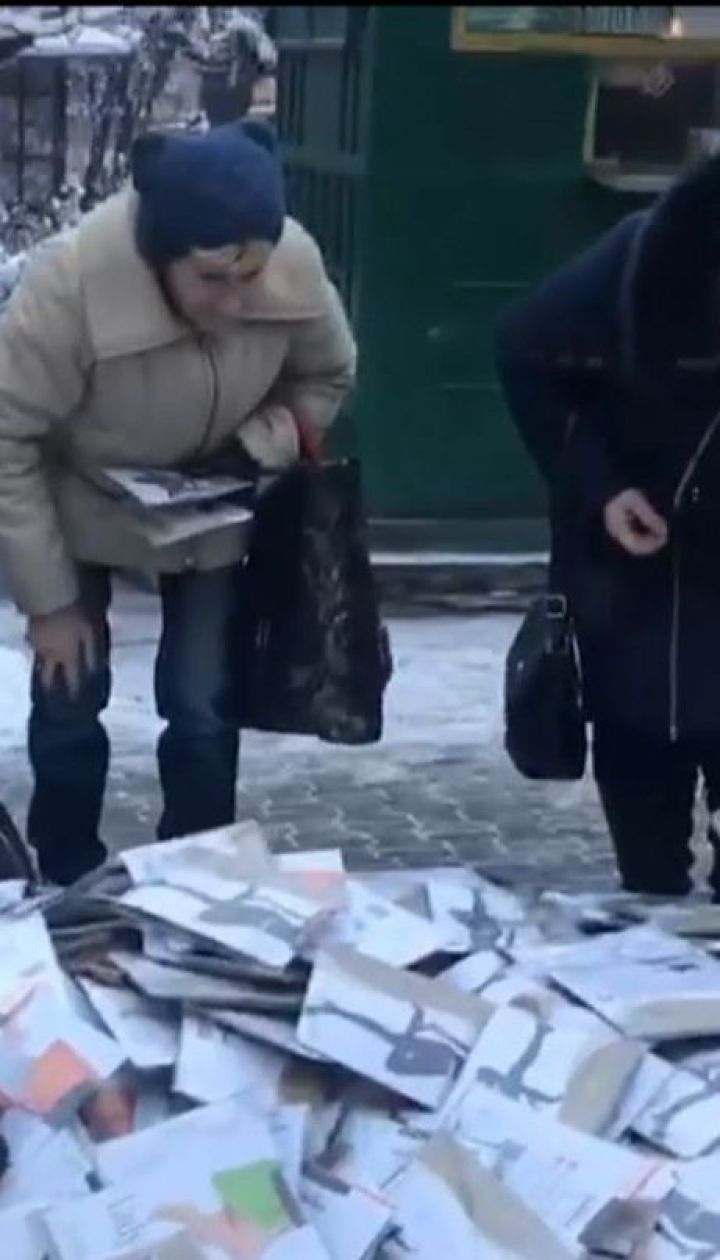 У Чернівцях чоловік продавав дешеві панчохи просто на бруківці